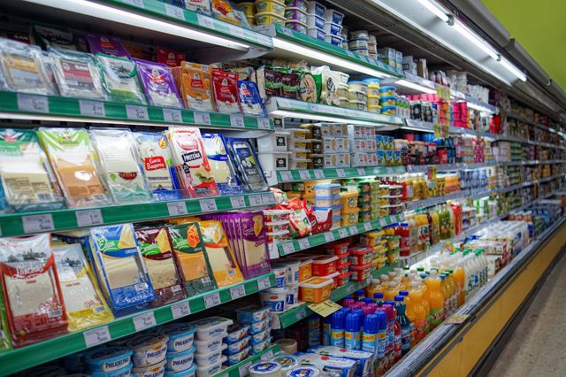 Alejka supermarketu z półkami pełnymi nabiału