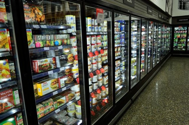 Alejka z chłodziarkami w supermarkecie