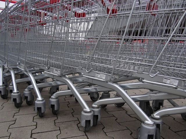Rząd wózków sklepowych z bliska